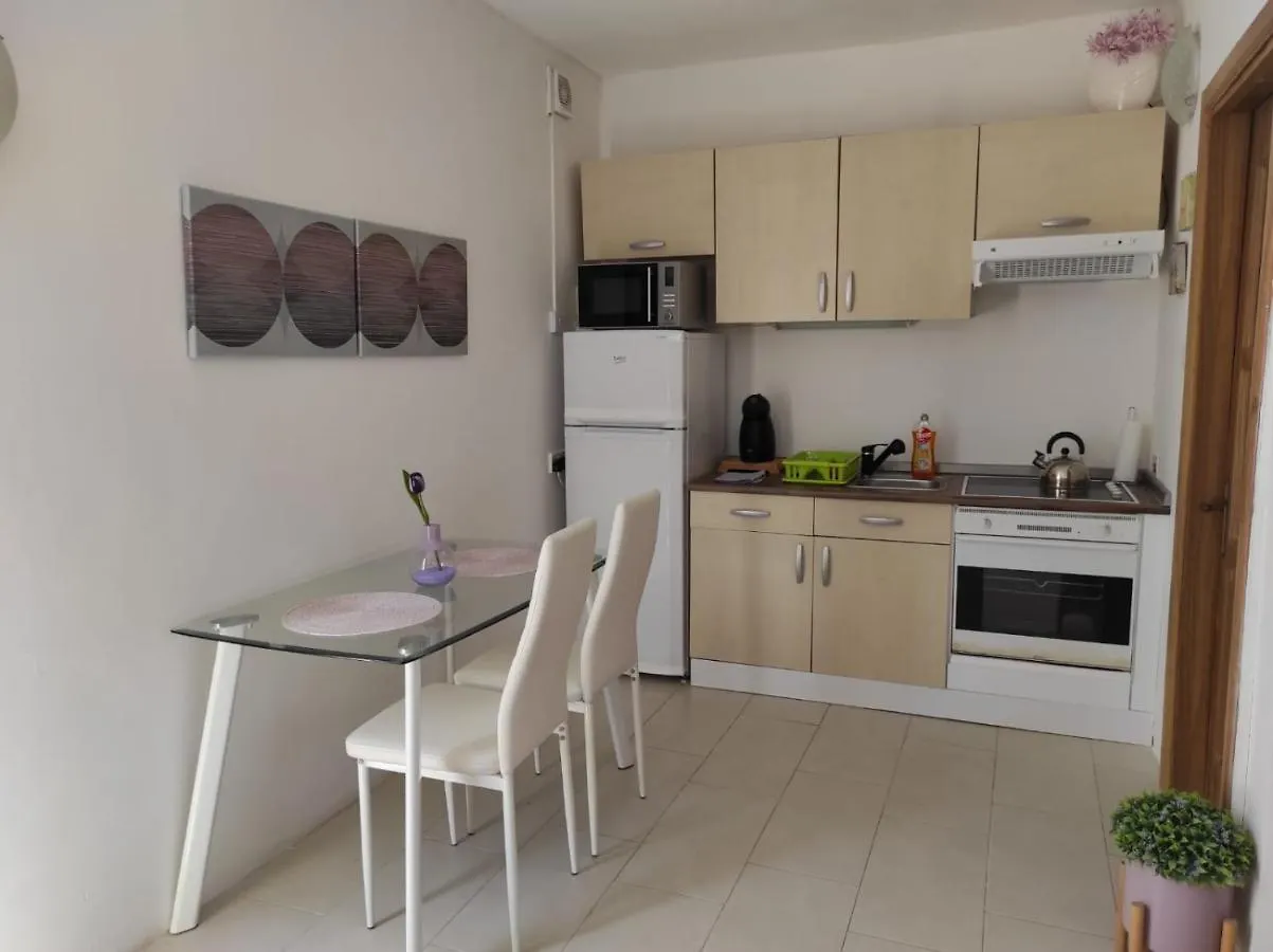 Studio apartment with private terrace, Jacuzzi&views Mosta
