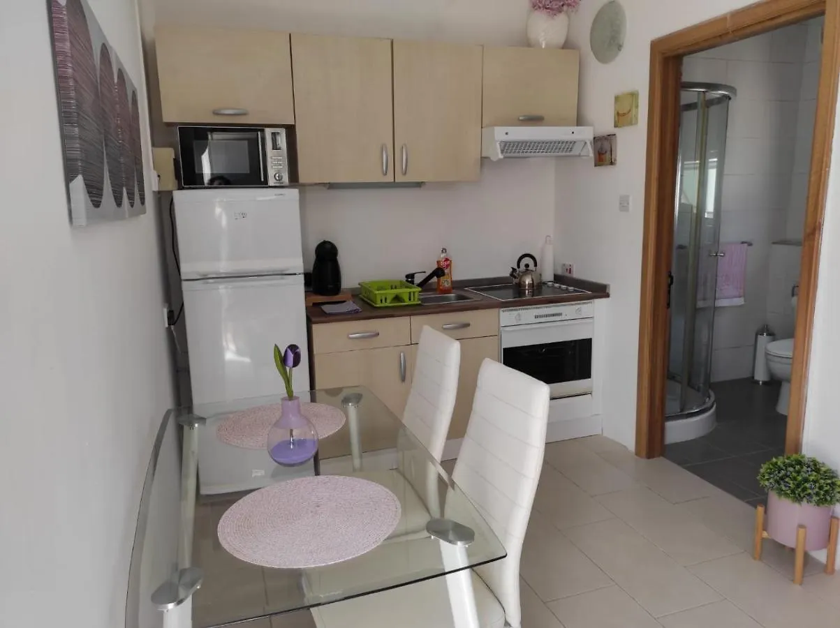 Studio apartment with private terrace, Jacuzzi&views Mosta