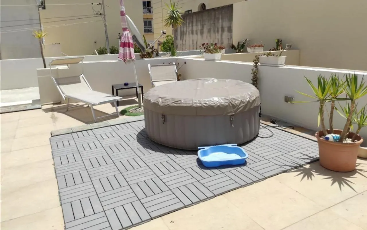 Studio apartment with private terrace, Jacuzzi&views Mosta