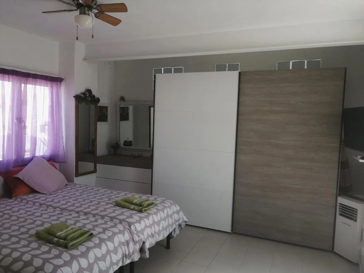 Studio apartment with private terrace, Jacuzzi&views Mosta Malta