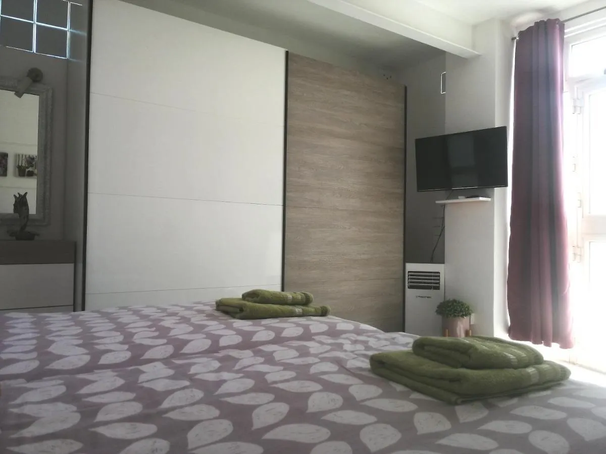 Studio apartment with private terrace, Jacuzzi&views Mosta