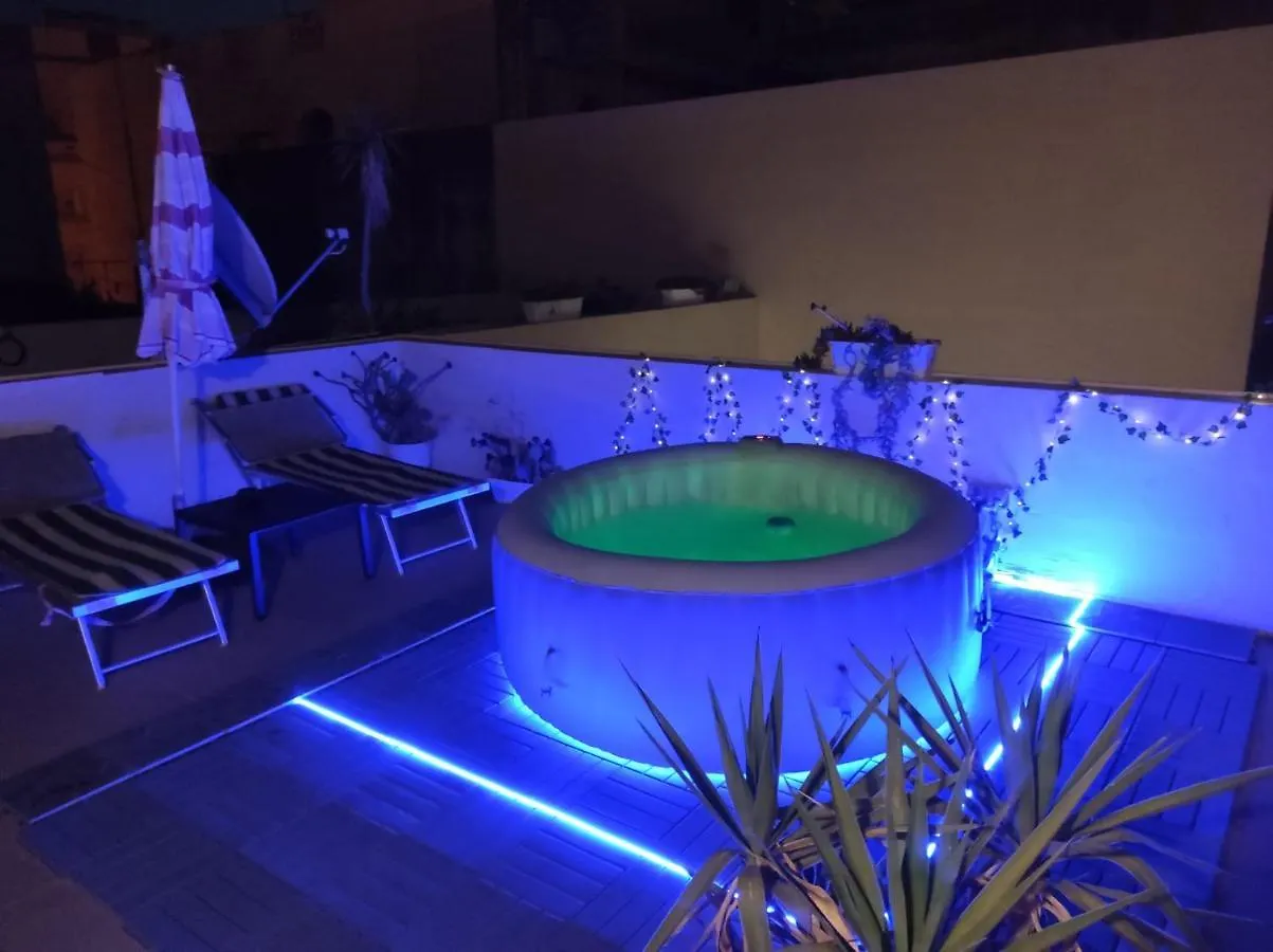 Studio apartment with private terrace, Jacuzzi&views Mosta