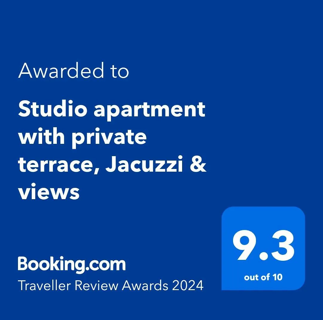 Studio apartment with private terrace, Jacuzzi&views Mosta