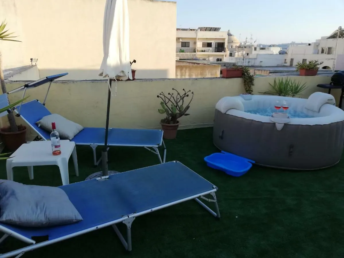 Studio apartment with private terrace, Jacuzzi&views Mosta 0*,  Malta