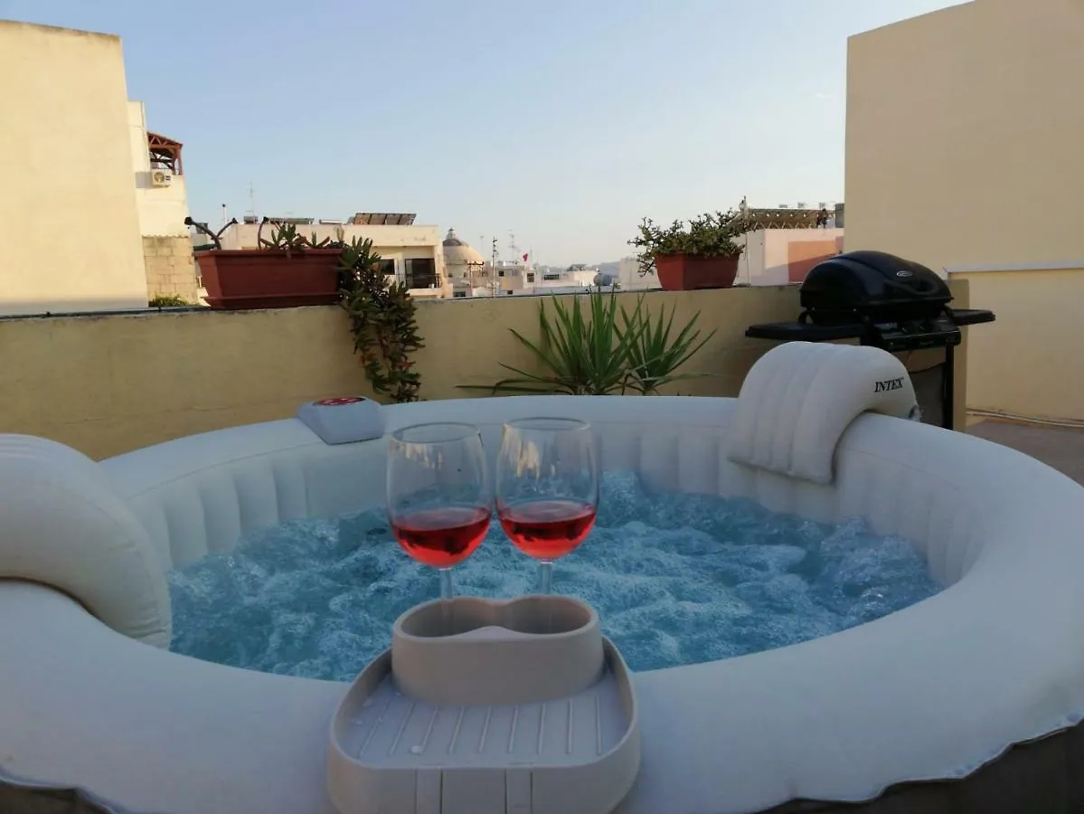 Studio Apartment With Private Terrace, Jacuzzi & Views Mosta