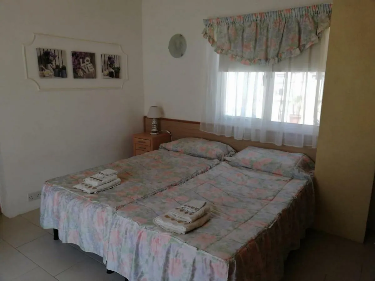Studio apartment with private terrace, Jacuzzi&views Mosta Malta