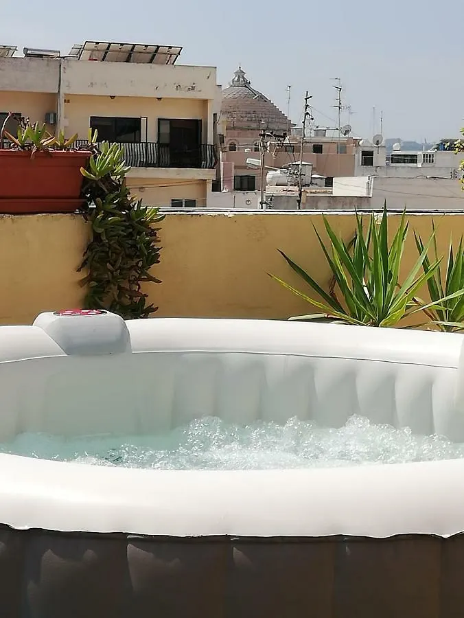 Studio apartment with private terrace, Jacuzzi&views Mosta